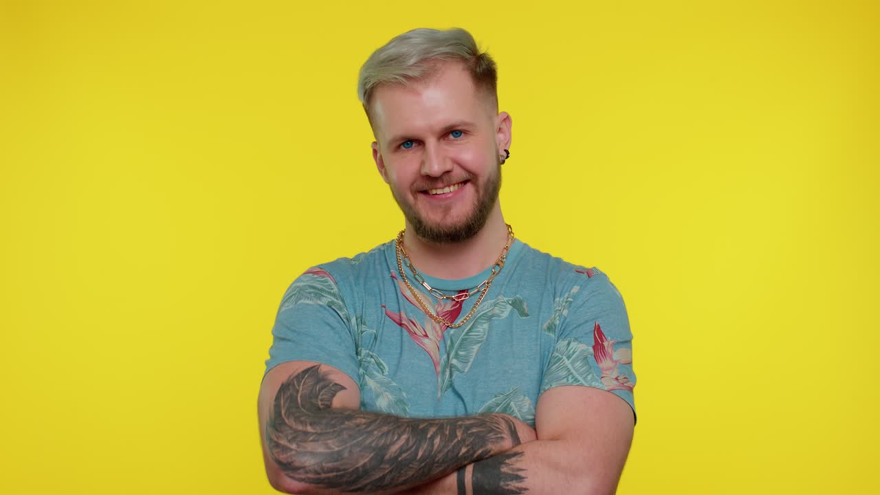 문신과 금 사슬을 가진 웃는 남자