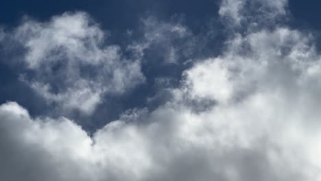 Nubes-Que-Pasan-Lentamente-Frente-A-La-Cámara