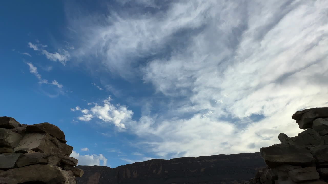 joven excursionista en las ruinas de la ciudad fantasma de terlingua abaja, desierto de chihuahua, parque nacional de big bend, texas, estados unidos