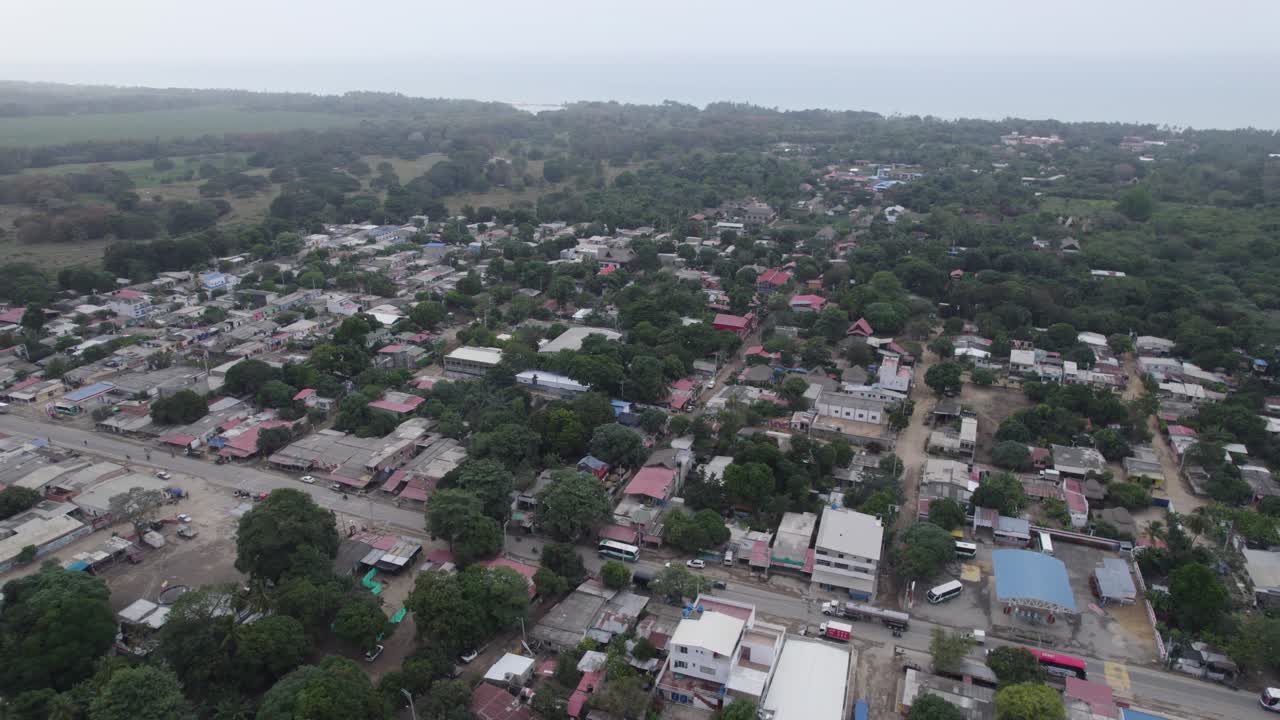 Ripresa aerea di ambientazione del villaggio di Palomino sulla costa caraibica, ripresa orbitante.
