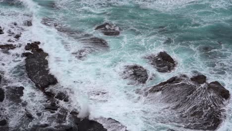 Beruhigende-Aufnahmen-Von-Wunderschönen-Blauen-Ozeanwellen,-Die-Das-Felsige-Ufer-An-Der-Küste-Von-Loch-Ard-Gorge-12-Apostles-Und-Dem-Hinterland-Von-Port-Campbell-Brechen