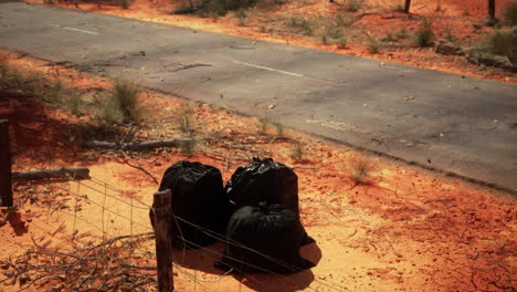 Primer-Plano-De-Bolsas-De-Basura-Llenas-En-La-Arena