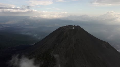 el volcán izalco es un estratovolcán activo de el salvador, vista aérea del cráter