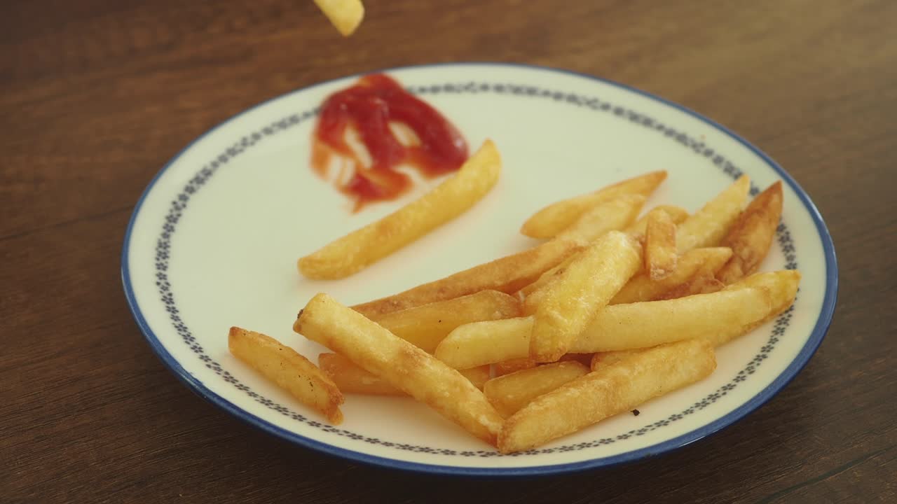 Bambino che mangia patatine fritte