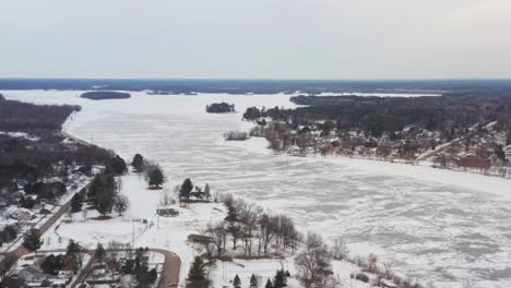 Aéreo,-Río-Wisconsin-Congelado-Durante-El-Invierno-En-Stevens-Point