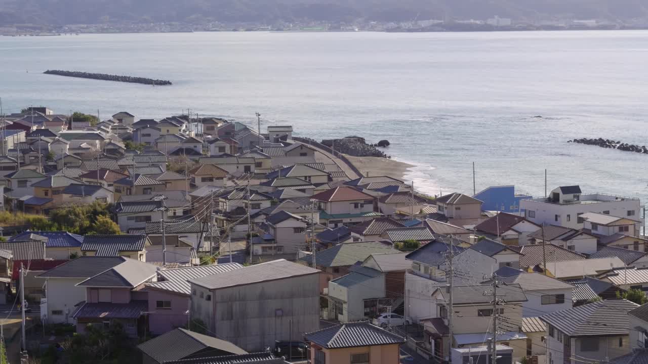Panoramablick über ein typisches japanisches Küstenfischerdorf an einem sonnigen Tag