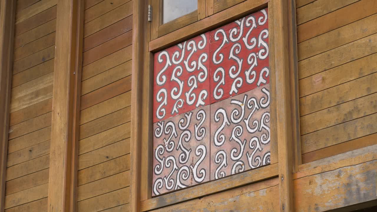 Motivo tribale su parete di legno sul lato di un edificio in legno