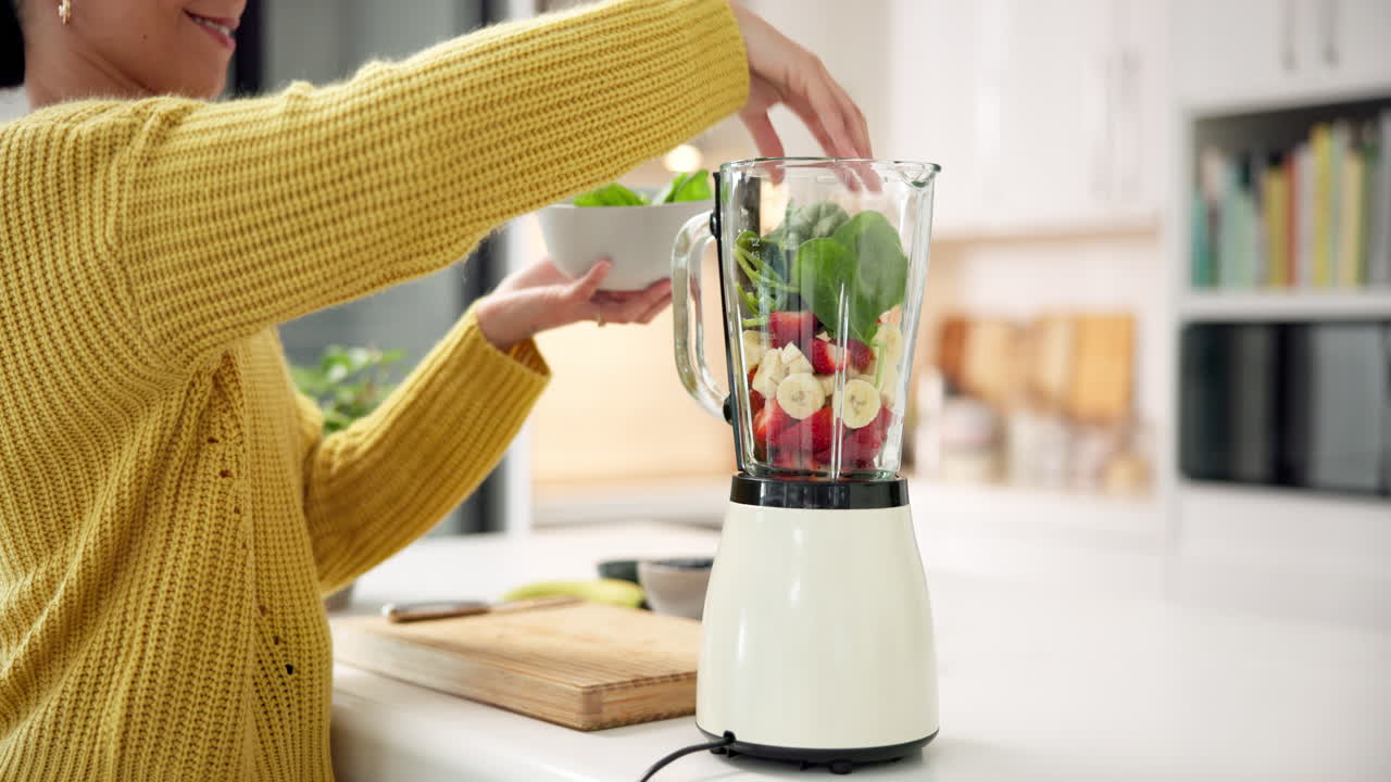 Kvinne som lager en sunn smoothie
