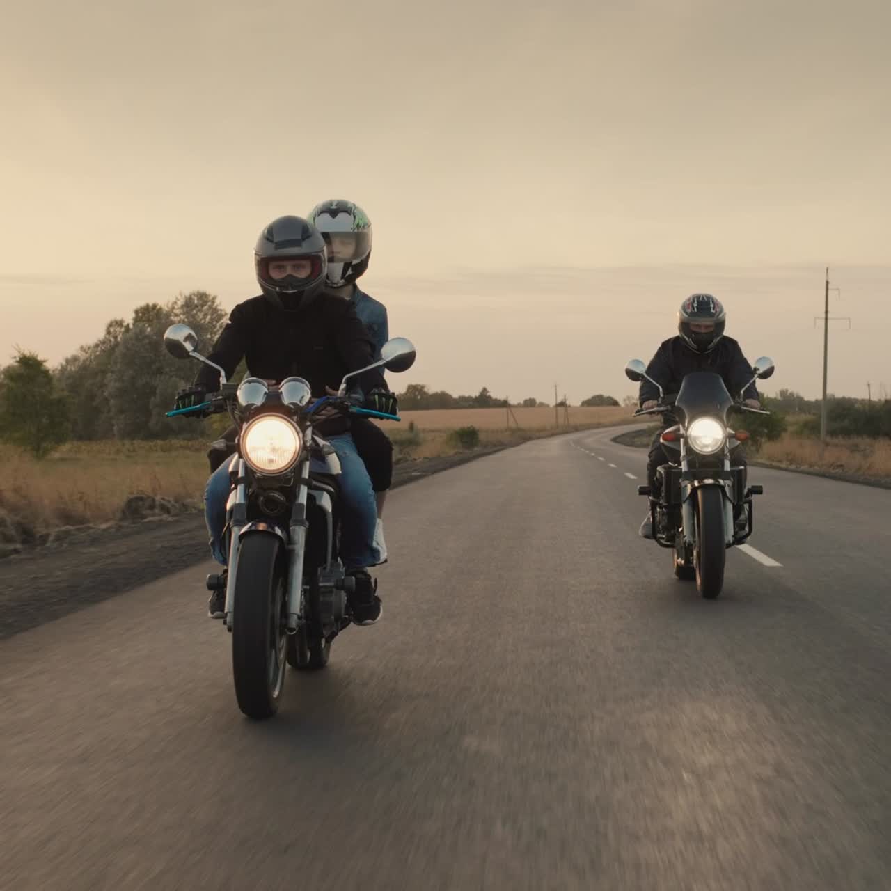 amigos viajan en moto