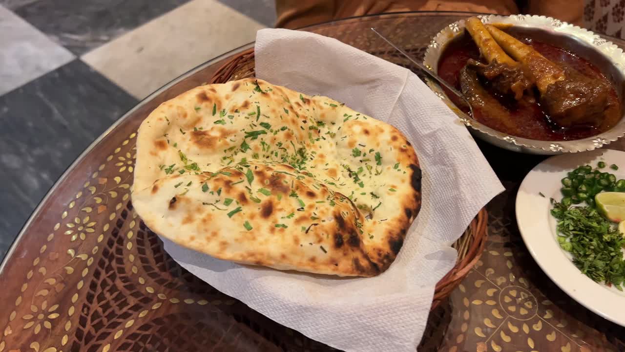 Restoranda servis edilen Nalli Nihari, naan ve salatadan oluşan Hint mutfağı