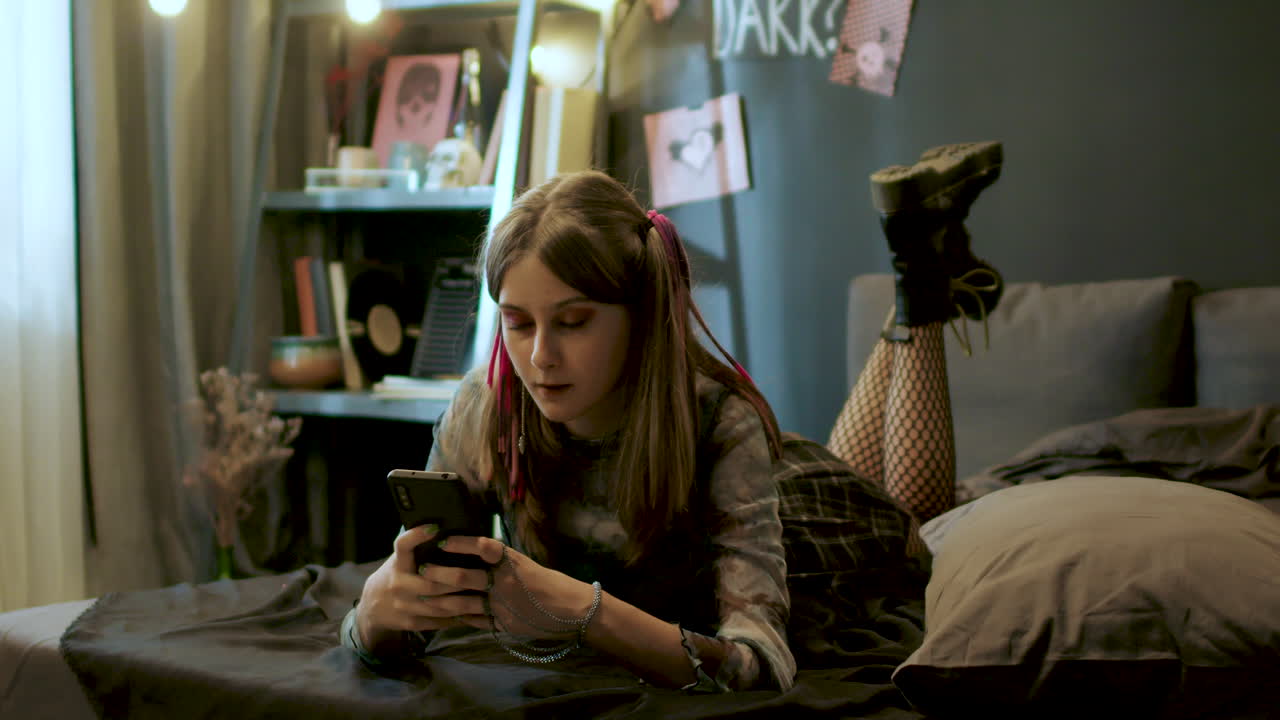 침실에 있는 소녀