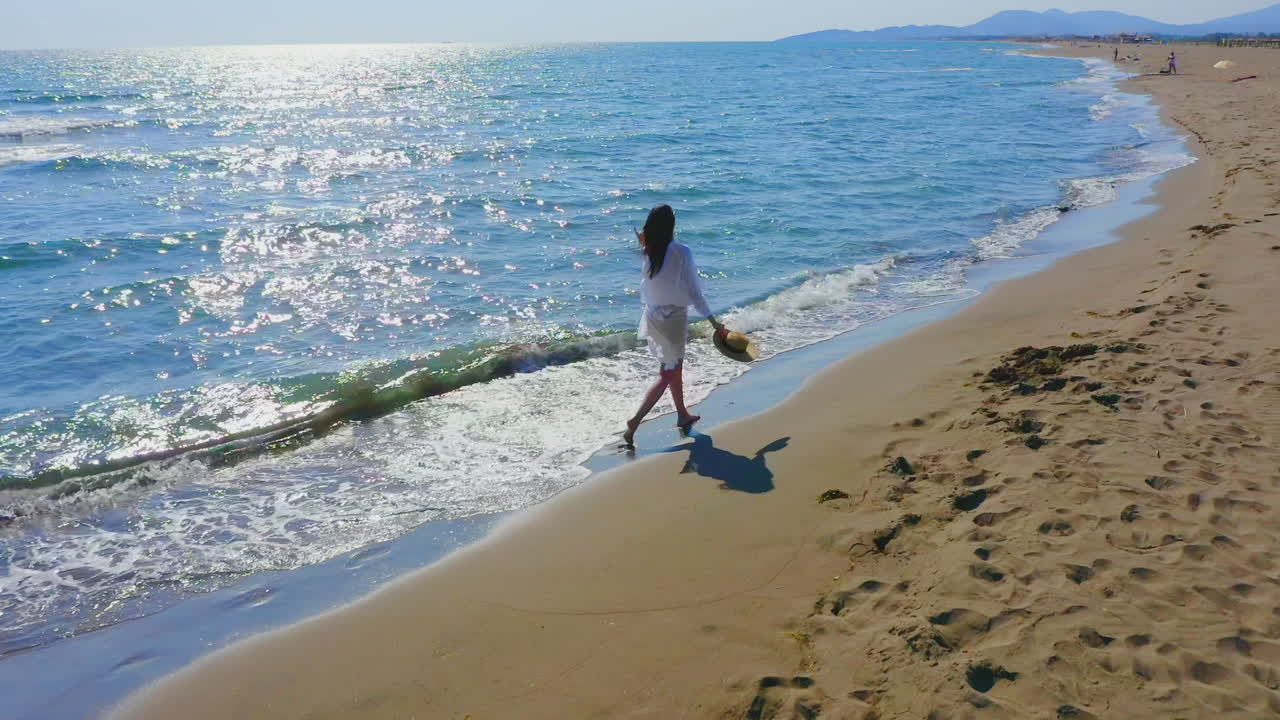 해변에 산책하는 여자