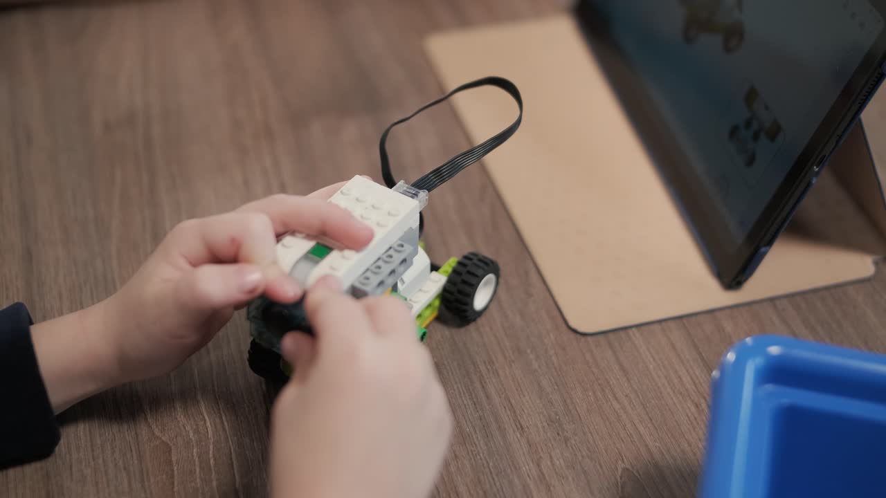 los niños participan en actividades de aprendizaje básico, montando kits de robótica con enfoque y trabajo en equipo en un entorno de aula