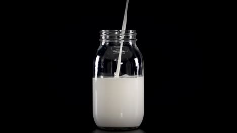 la leche se vierte en frascos con pajas