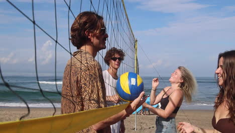 Freunde-Haben-Spaß-Am-Strand.