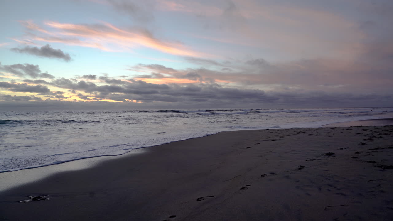 una hermosa puesta de sol en una playa en encinitas, california