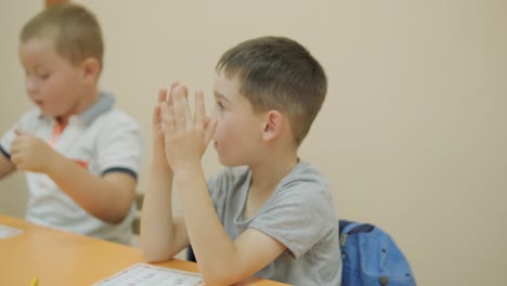 lección de preparación preescolar en el centro de aprendizaje