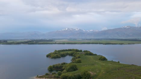 Exuberante-Península-Que-Llega-A-Un-Lago-De-Montaña-A-La-Hora-Azul-En-El-Sur-De-Nueva-Zelanda