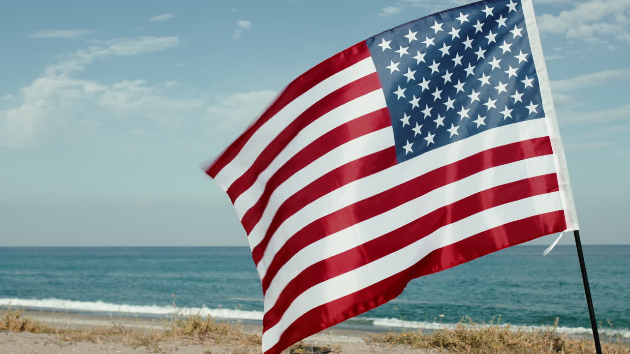 bandera estadounidense cerca del océano