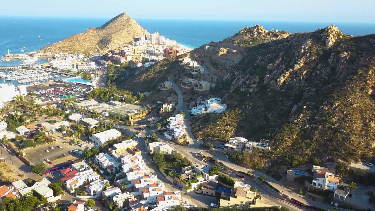 멕시코 카보 산 루카스(cabo san lucas mexico)의 넓고 회전하는 멀리 산이 있는 플라야 엘 메다노(playa el médano) 리조트의 드론 샷