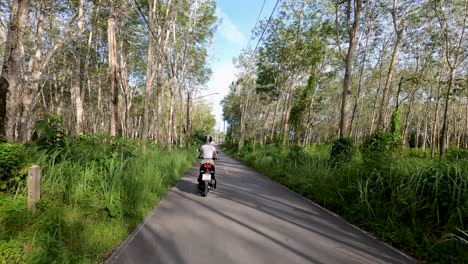 Una-Niña-Explorando-La-Jungla-En-Una-Scooter-Cerca-De-La-Cascada-Bang-Pae-En-Phuket,-Tailandia