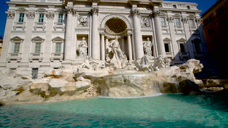 la fuente de trevi en roma, italia