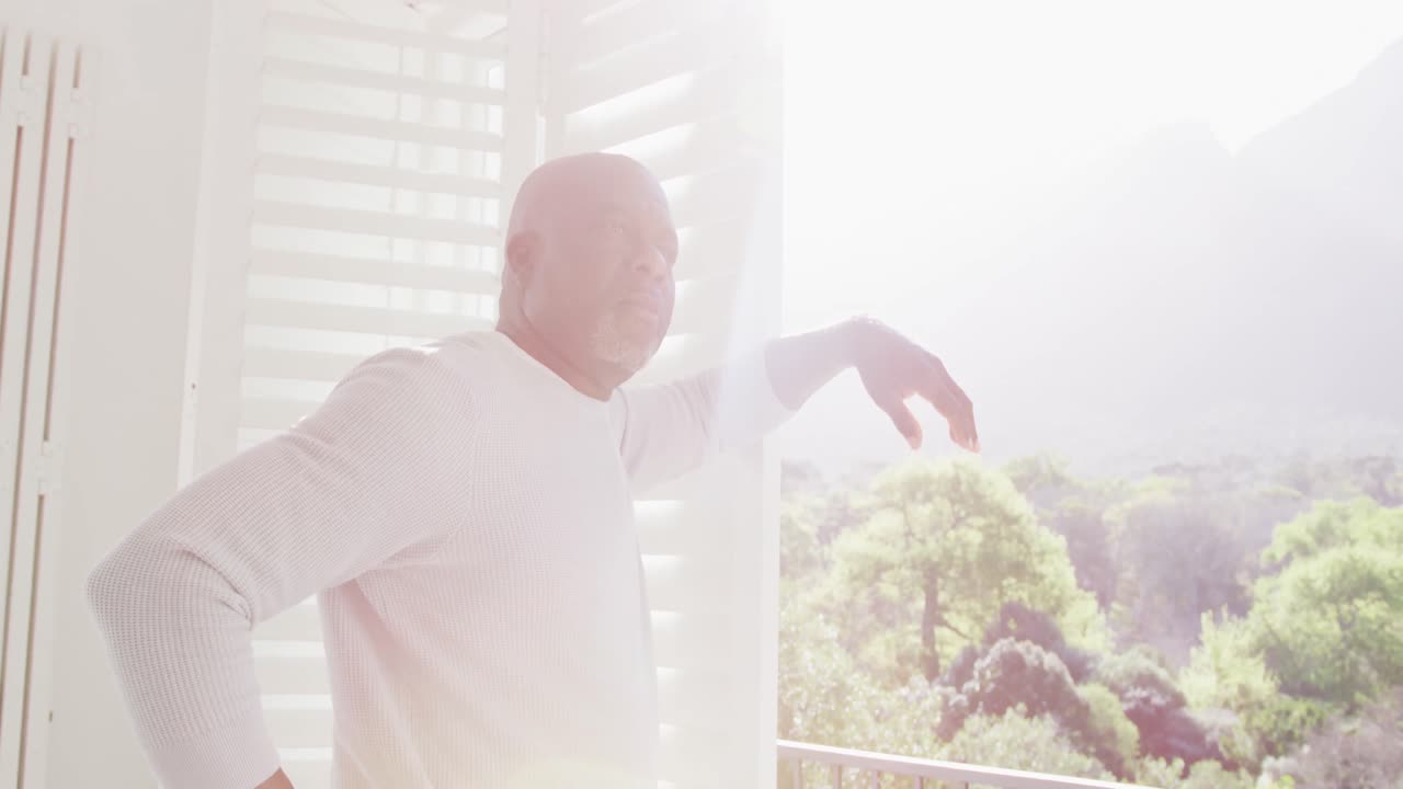 창문 밖 을 바라보는 사려 깊은 아프리카계 미국인 노인