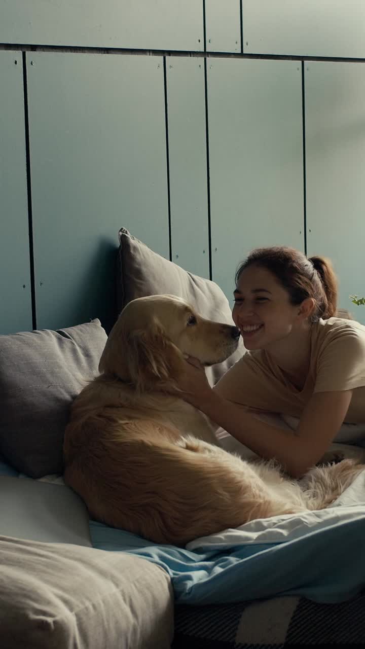 여자와 개가 침대에서 휴식을 취하고 있습니다.