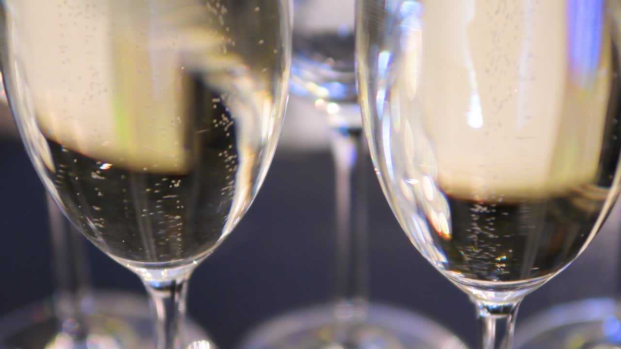 Primo piano, champagne in calici da vino.