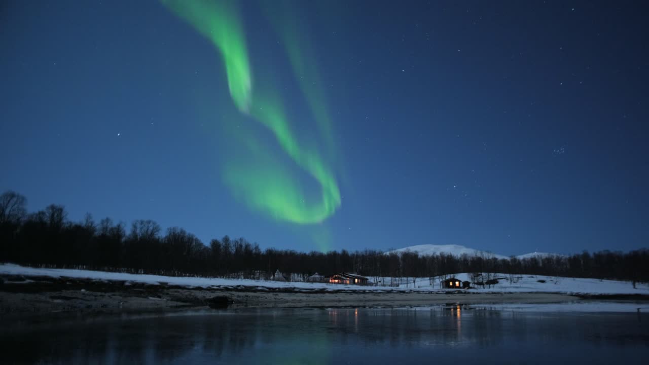 зимняя сцена с озимым деревянным домиком и северным сиянием над ним в арктическом пейзаже северной норвегии, таймлапс, красивые кадры природы