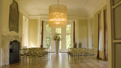 dolly en la hermosa sala de recepción de bodas