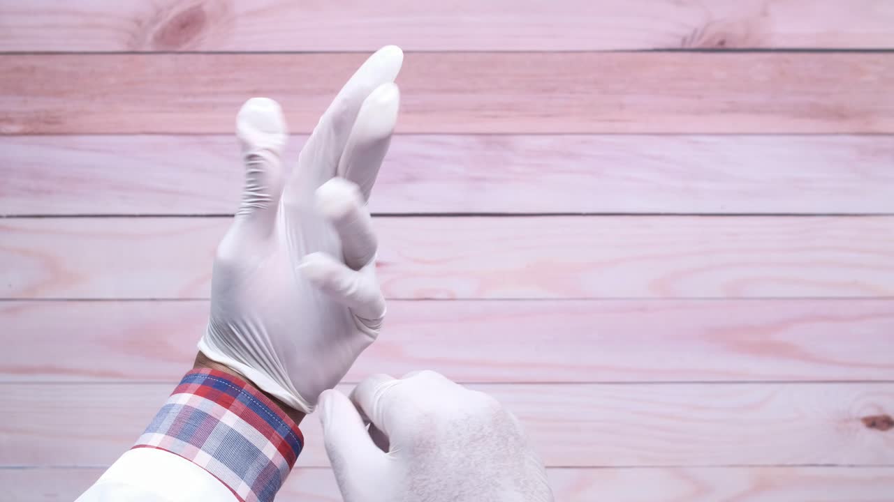 의료 장갑을 착용하는 것