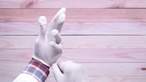 ponerse guantes médicos
