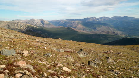 cinematográfico parque nacional de las montañas rocosas por encima de la línea de árboles de colorado denver boulder estes park 14er longs pico mirando hacia los picos indios soleado a finales del verano paisaje dramático pan lentamente a la izquierda