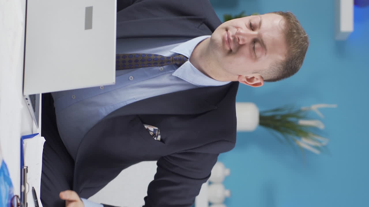 홈 오피스 노동자의 수직 비디오 남자가 더운 날씨로 질식하고 있습니다.