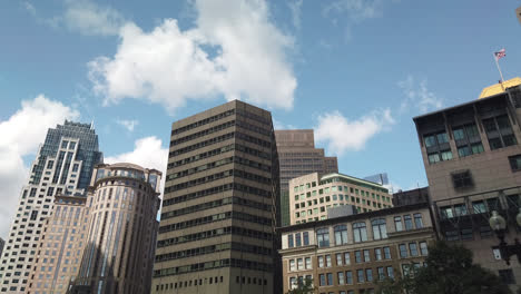 una toma fija de un grupo de edificios altos ubicados en el centro de boston.