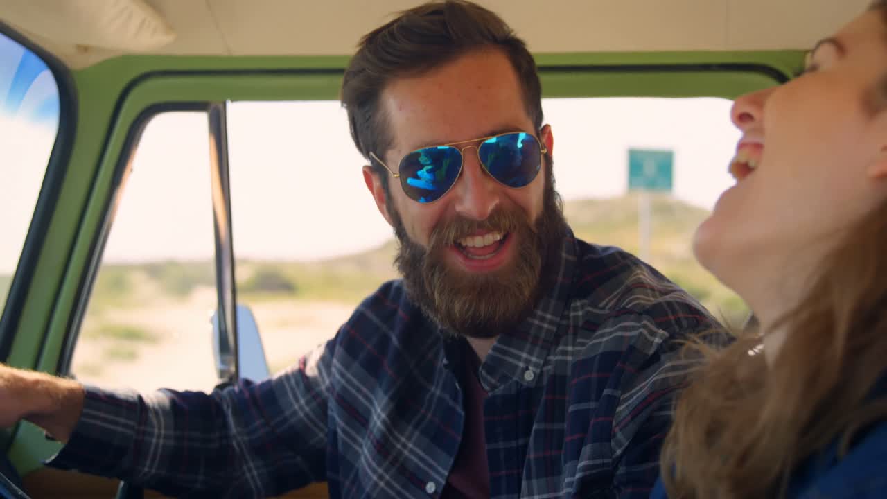 una joven pareja feliz interactuando entre sí 4k