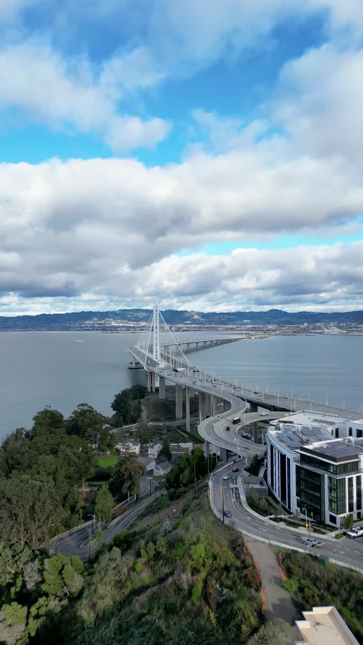 예르바 부나 섬으로 이어지는 베이 브리지의 푸시 인 드론, 다리와 섬 사이의 연결을 보여줍니다.