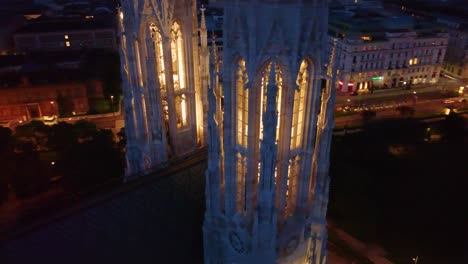 Impresionante-Edificio-Neogótico-Nocturno-Por-La-Noche-En-Viena,-Austria