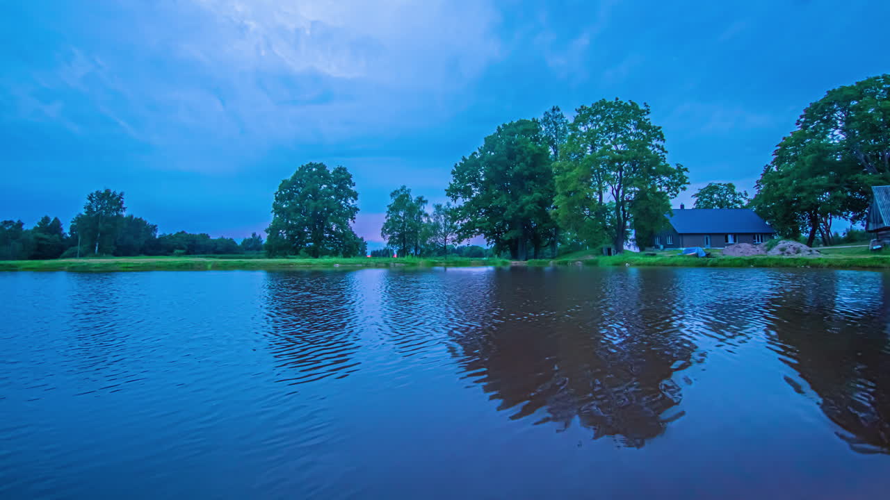 시간 경과에 따라 시골 풍경을 따라 흐린 날에 카메라 렌즈를 지나가는 거미의 총