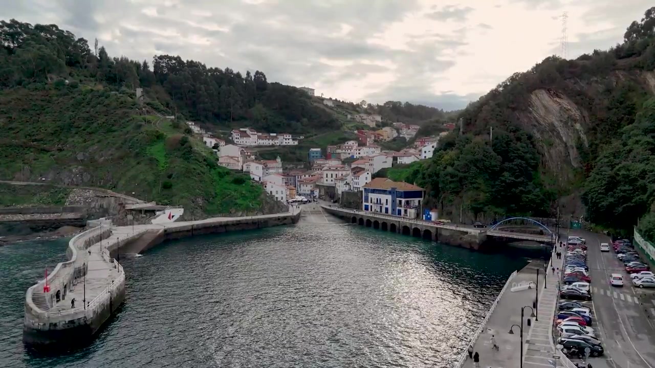 Vista aérea de Cudillero, uma encantadora vila de pescadores localizada nas Astúrias, Espanha. Cudillero_3