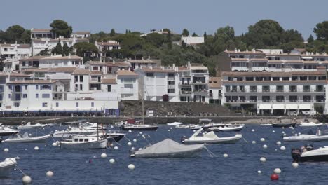 Barcos-Estáticos-En-Ciudad-Costera,-Casas-Blancas-Al-Fondo,-Costa-Brava,-España