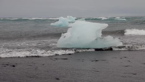 Laguna-Glaciar-En-Islandia-Con-Pequeñas-Olas-Golpeando-Trozos-De-Hielo