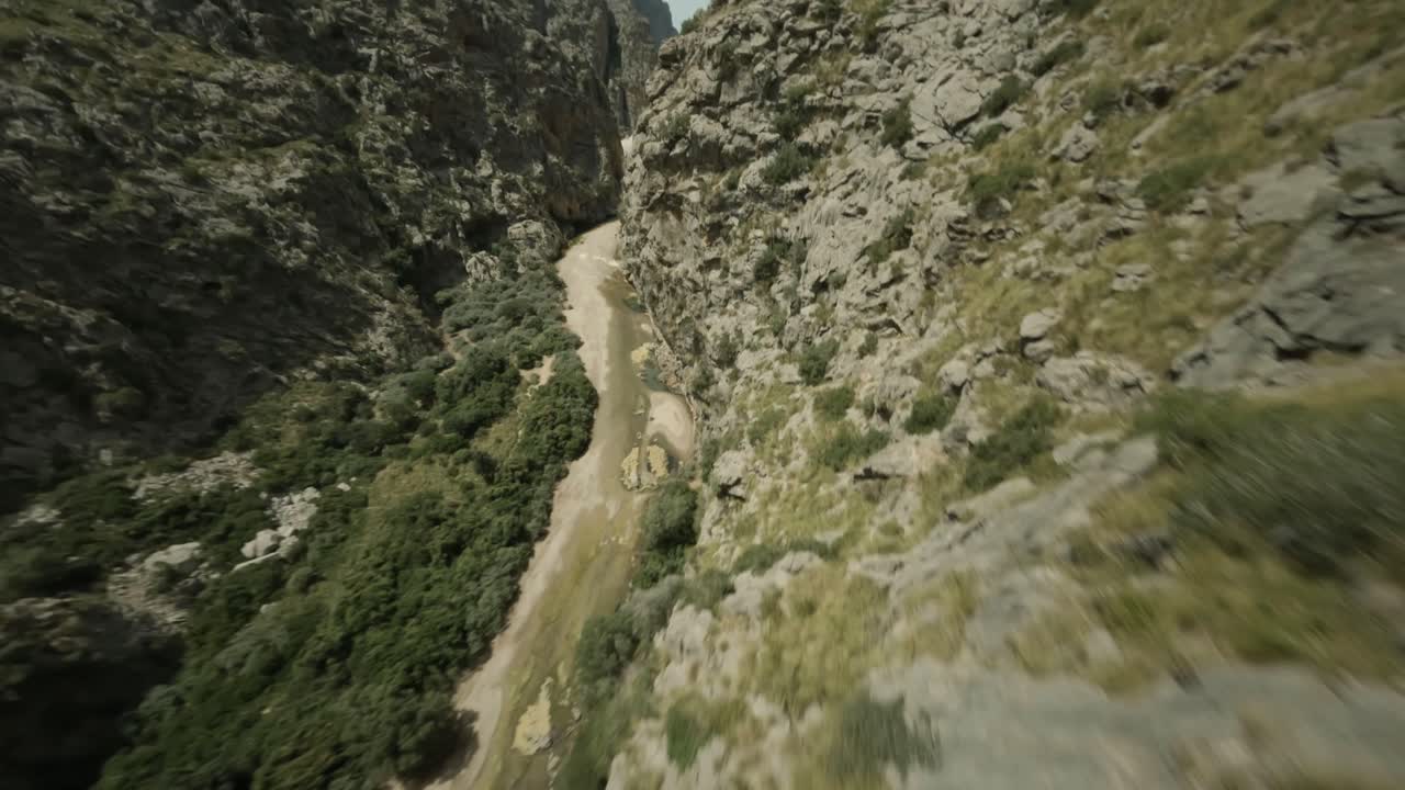 fpv drone disparado a través de un acantilado en torrent de pareis - región montañosa de sa calobra en islas baleares, españa