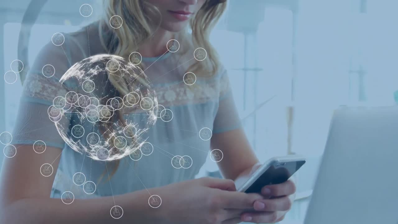animación del globo con iconos sobre una mujer de negocios caucásica que usa un teléfono inteligente