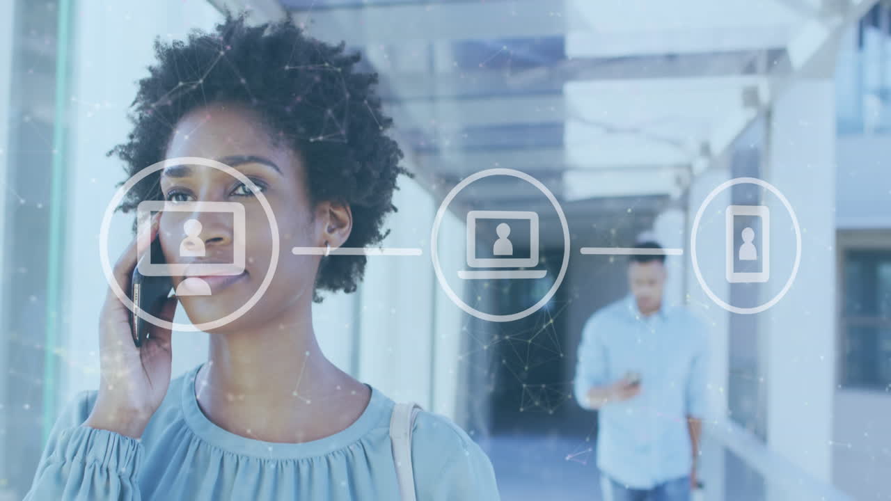 animación del procesamiento de datos sobre una mujer de negocios biracial usando un teléfono inteligente en el aeropuerto.