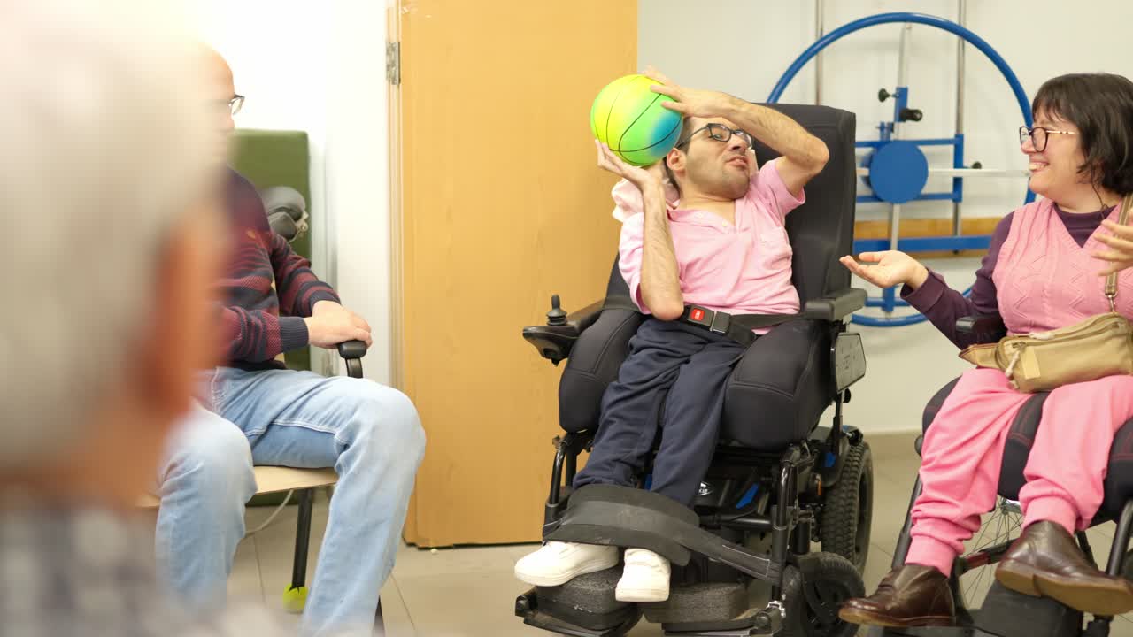 Persone disabili felici in sedia a rotelle che si godono un'attività di gruppo