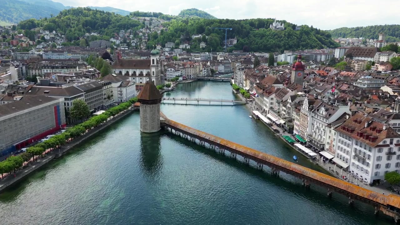Vista aérea da ponte Kapellbrücke, Lucerna, Suíça, ao longo do rio Reuss e do centro histórico da cidade.