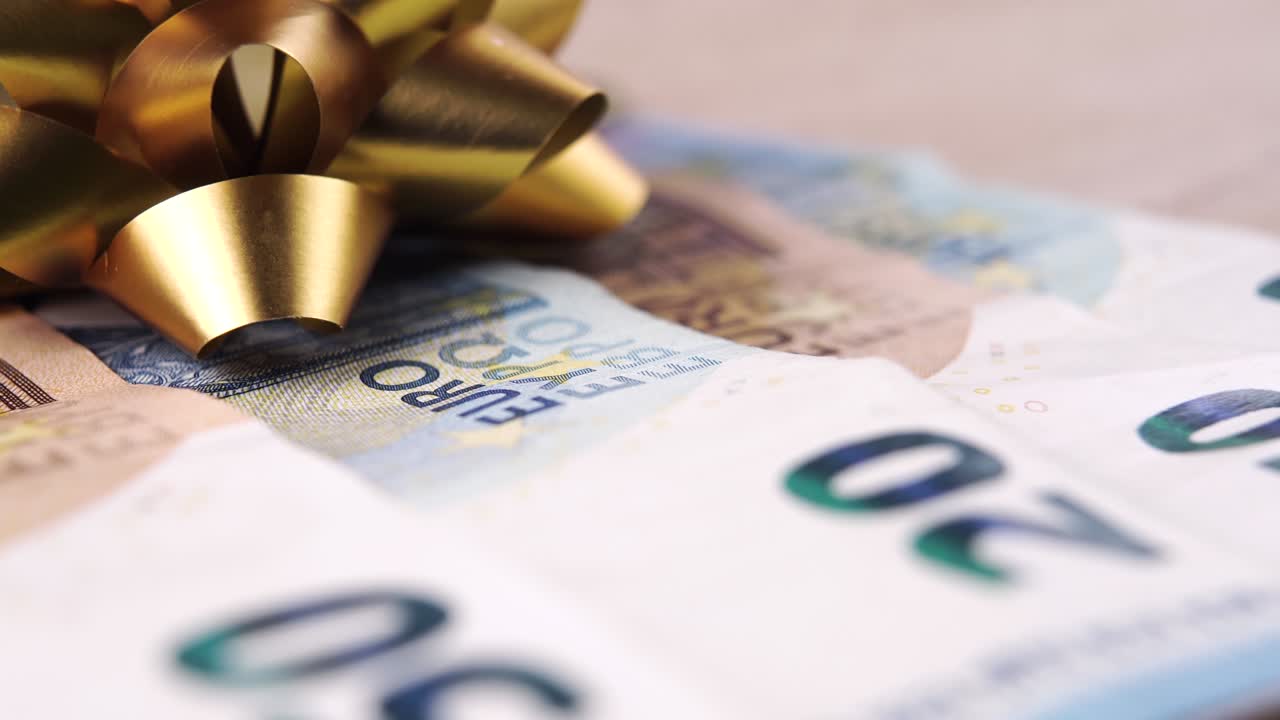 dinero con decoración de arco dorado