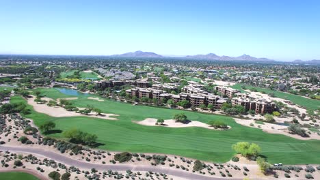 ángulo-Alto-Aéreo,-Vista-Larga-Del-Campo-De-Golf-Westin-Kierland,-Scottsdale,-Concepto-De-Arizona:-Ejercicio,-Vida-En-El-Resort,-Viajes